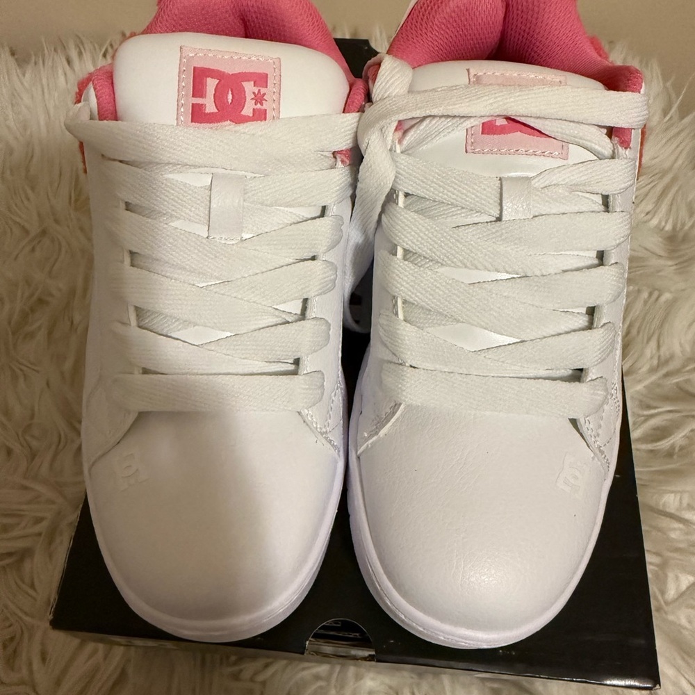 DC Women’s Court Graffik Lite (Pink) - Picture 2 of 7